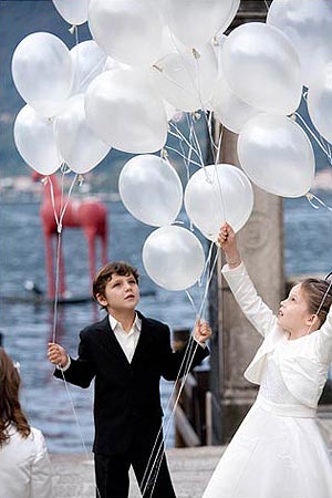Weisse Luftballons an Hochzeit steigen lassen